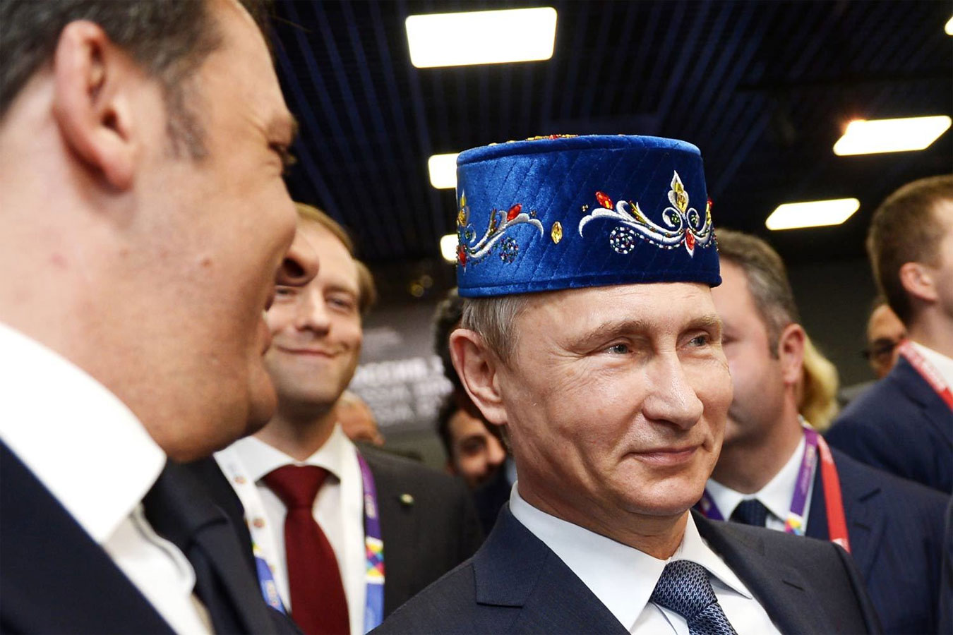 Президент РФ Владимир Путин в татарском национальном головном уборе
