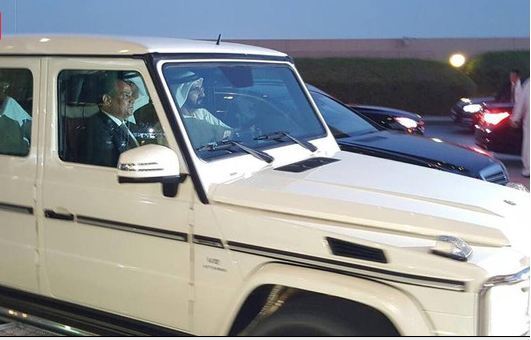 Эмир за рулем своего автомобиля с президентом Египта