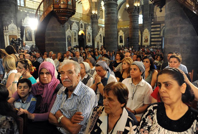 Сирийские христиане во время службы в храме