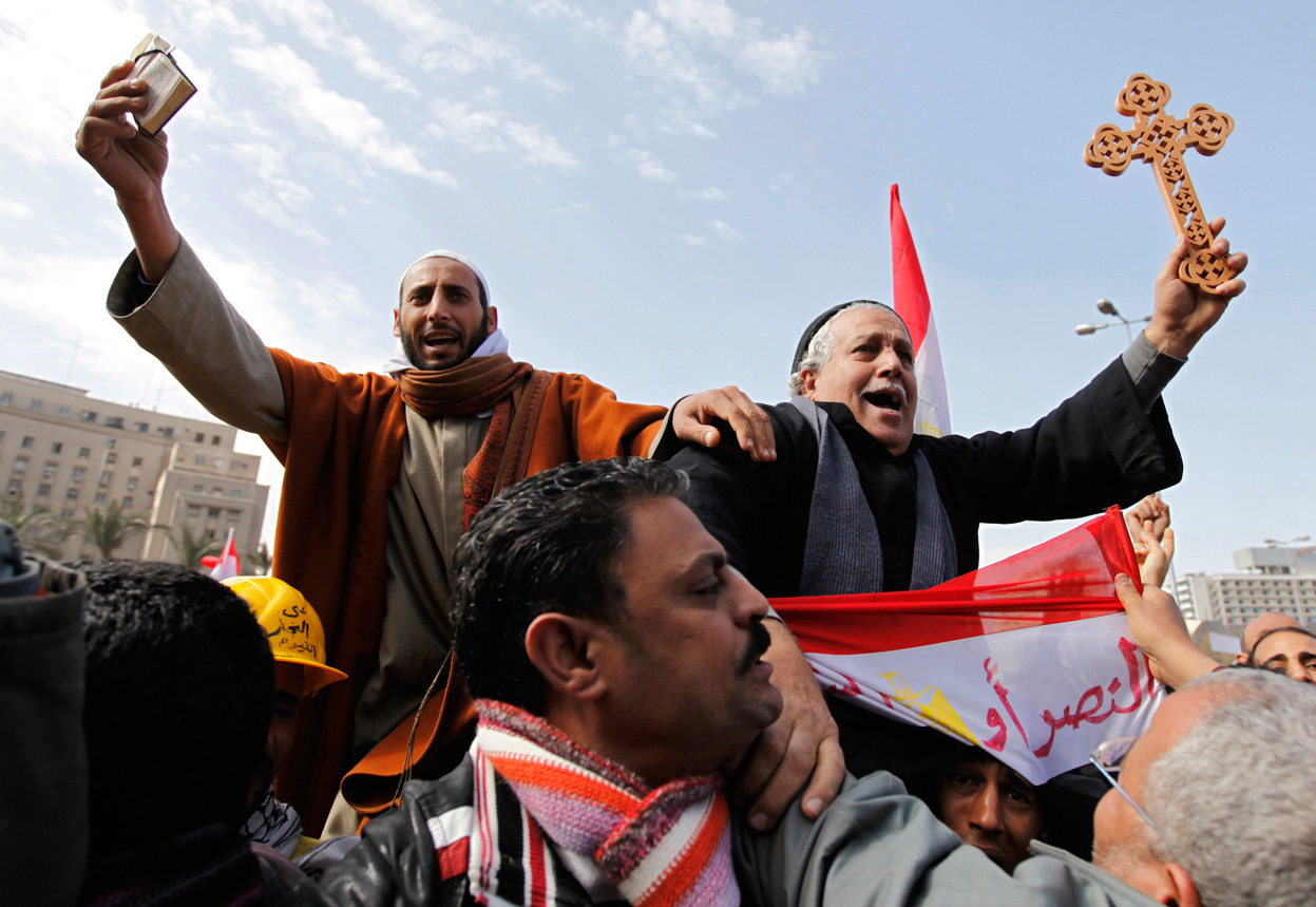 Мусульмане и христиане на площади Тахрир в Египте