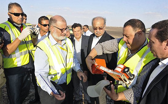 Премьер-министр Египта Шериф Исмаил (третий справа) рассматривает «черный ящик» в руках у спасателя Фото: Global Look Press