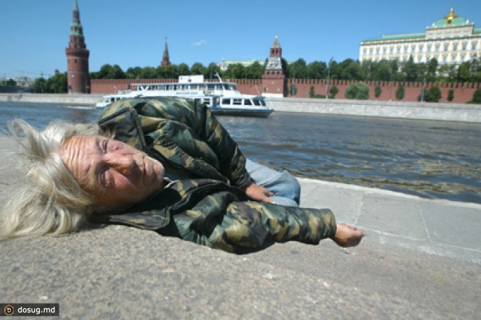 Бомж на набережной Москвы