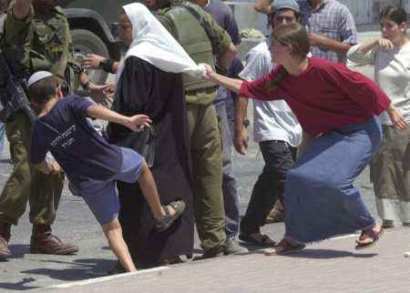 Еврейские поселенцы напали на пожилую палестинку