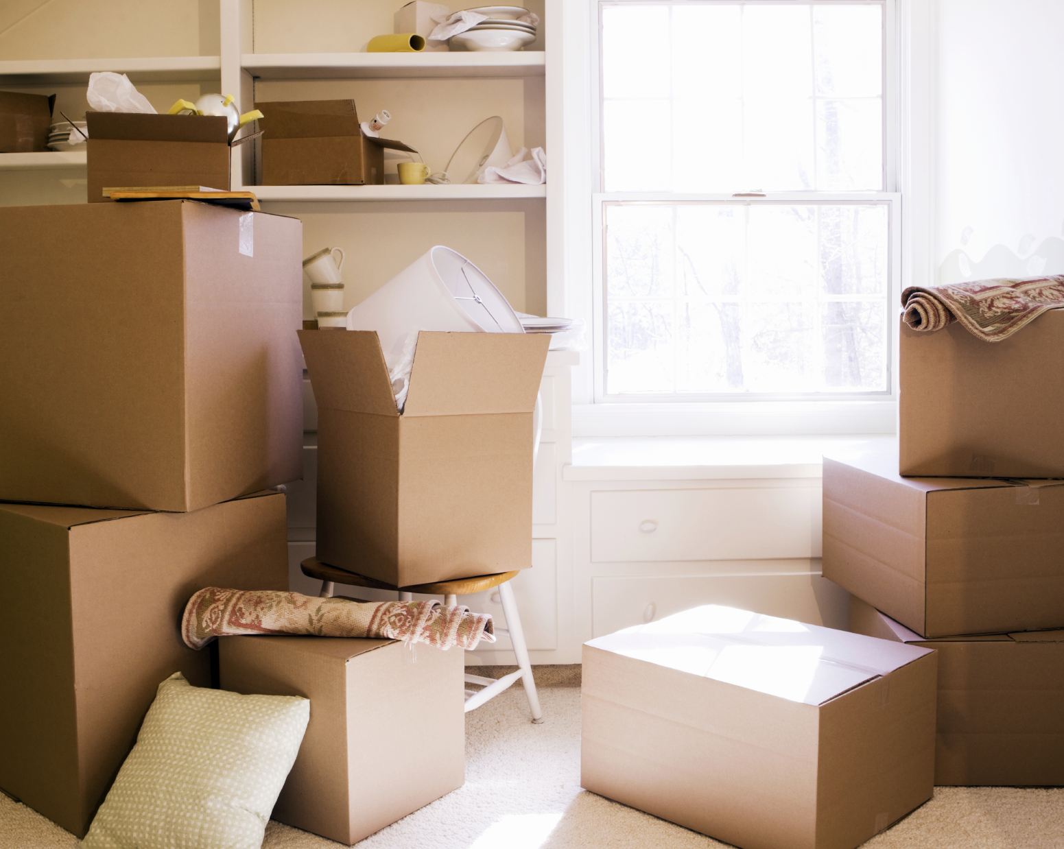 Сколько стоит квартирный переезд. Комната с коробками. Переезд. Коробки в квартире. Упаковка вещей.