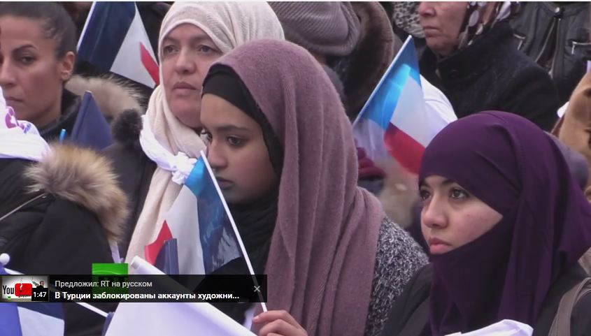 Группа мусульманок в городе Безье на юге Франции