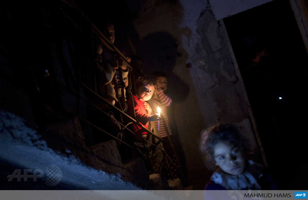 Дети в секторе Газа со свечами в руках
