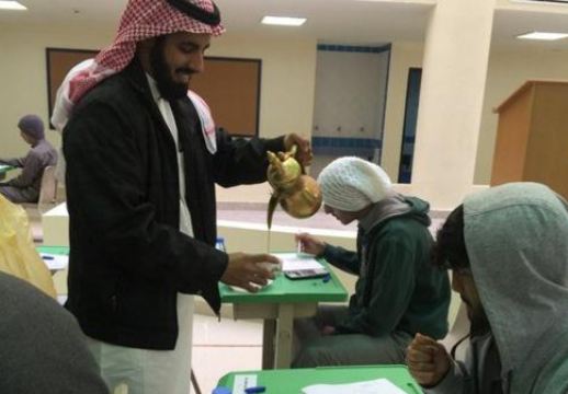Учитель разливает арабский кофе ученику готовящемуся к сдаче экзамена