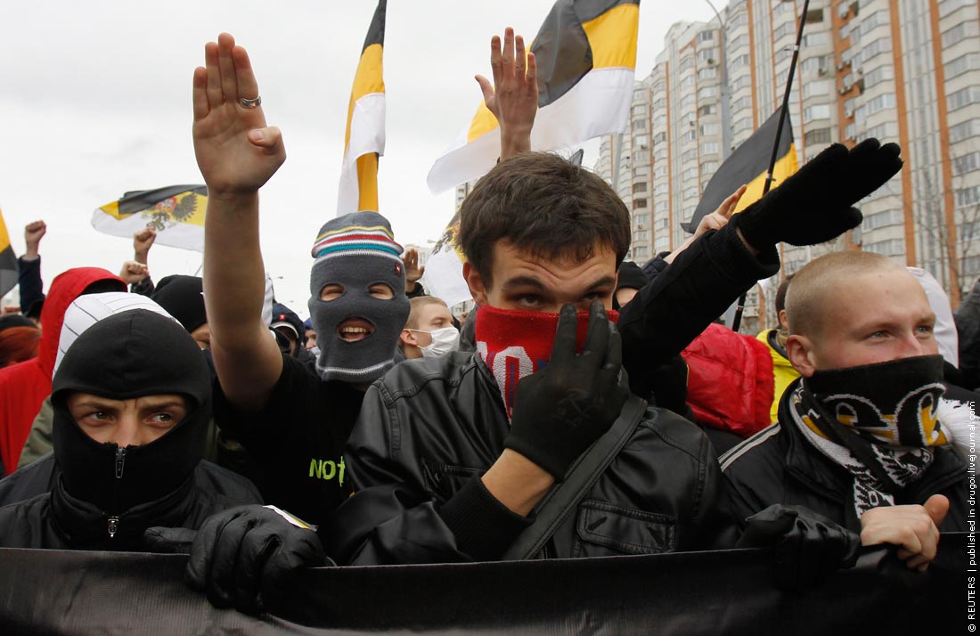Участники националистического шествия в Москве