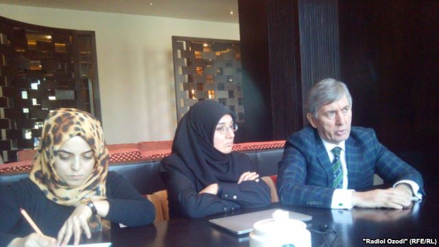 Дагир Хасавов с коллегами Эмил Елдерим и Гулден Сонмез в Душанбе