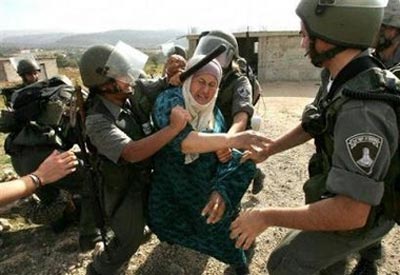 Израильские силовики задерживают палестинку, препятствующую сносу своего дома