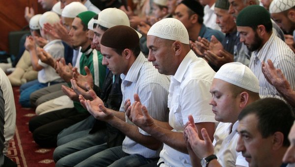 Мусульмане во время молитвы в одной из мечетей Крыма