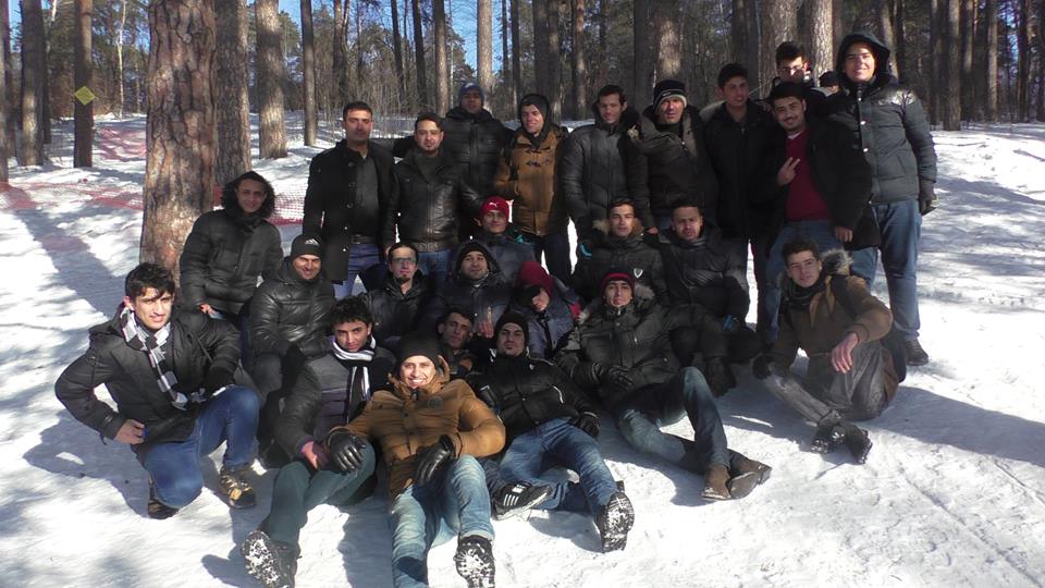 Арабские студенты в зимнем лесу