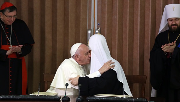 Папа и патриарх горячо поприветствовали друг друга