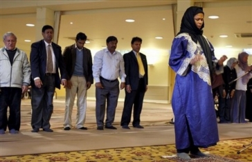 Американка Амина Вадуд, проводившая такие явно неканонические богослужения в одной из мечетей
