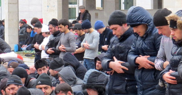 Жители Дагестана во время молитвы