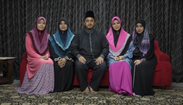 Удачный случай полигамного брака - мусульманская семья из Малайзии