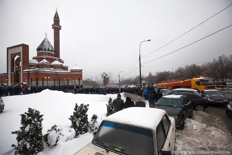 Транспорт у Мемориальной мечети во время пятничной молитвы
