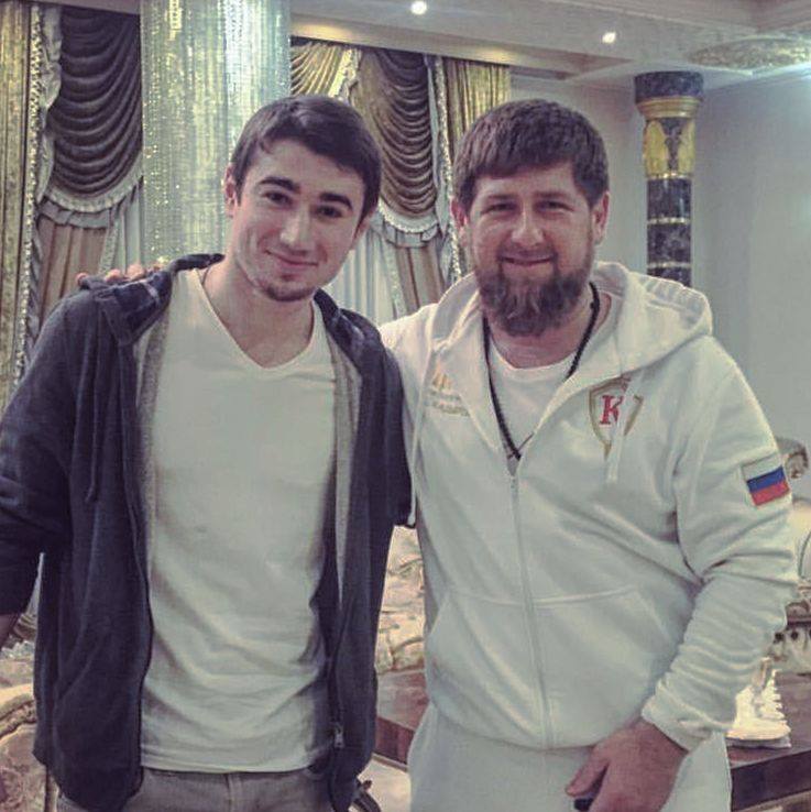 Глава Чечни Рамзан Кадыров с певцом Мурадом Байкаевым (Фото: страница Кадырова в соцсети)