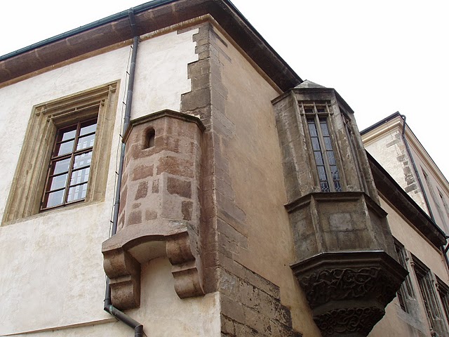 На стене дома средневековый туалет со сливом прямо на улицу