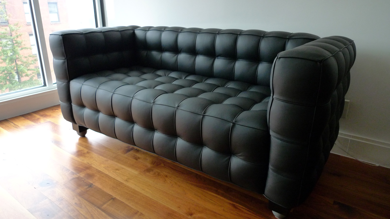 Кожаный диван с черными квадратиками