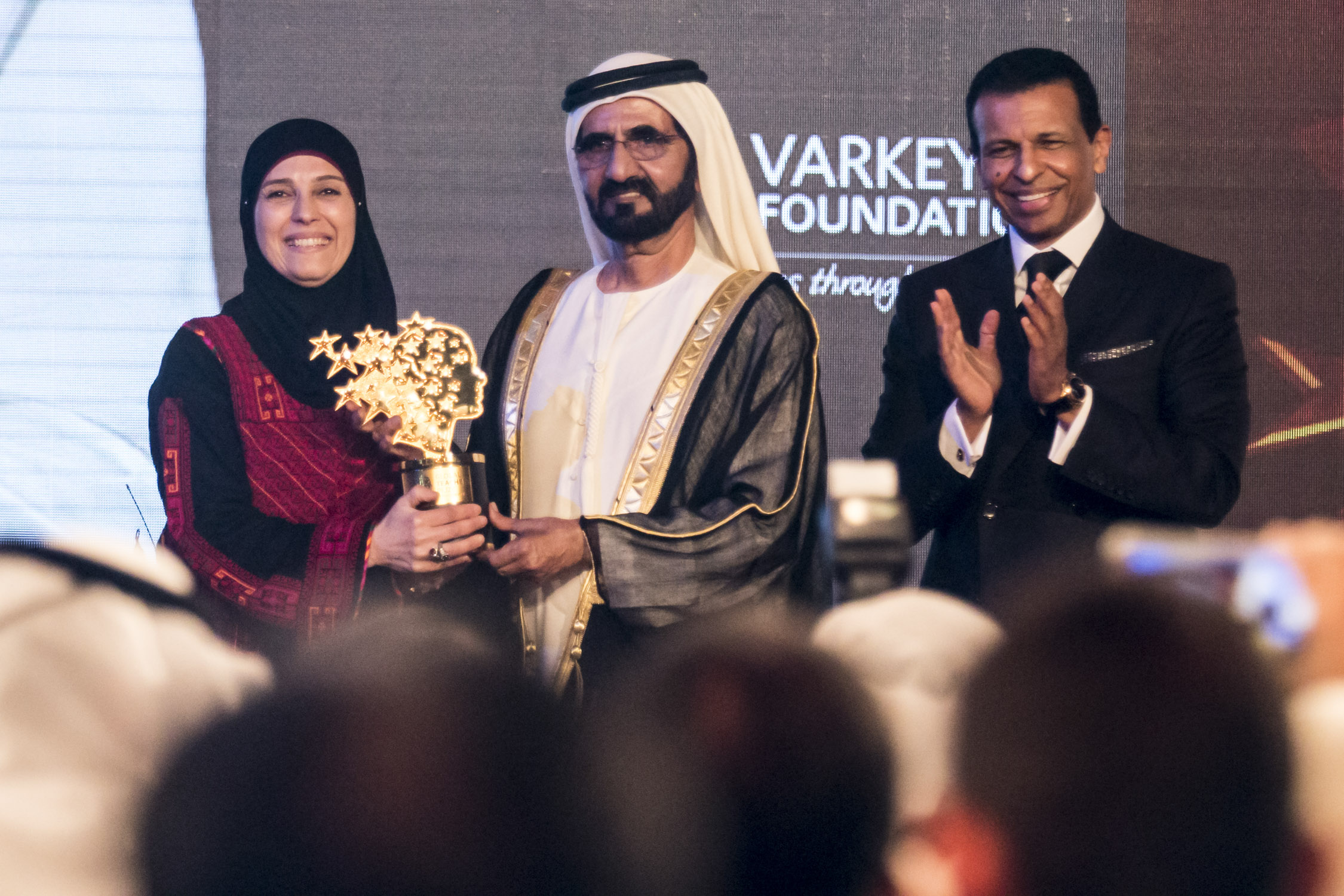 Премьер-министр ОАЭ Мохаммед ибн Рашид Аль Мактум вручает премию Ханан Аль Хруб