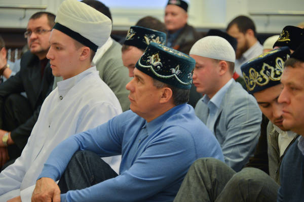 Рустам Минниханов с прихожанами одной из мечетей Казани