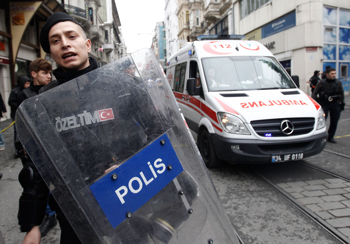 Полицейский и «скорая помощь» на месте теракта в Стамбуле