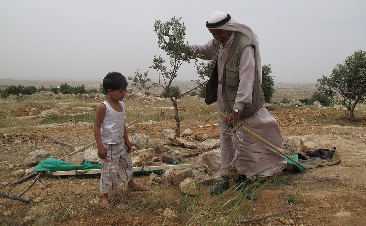 Пожилой палестинец с мальчиком в Газе