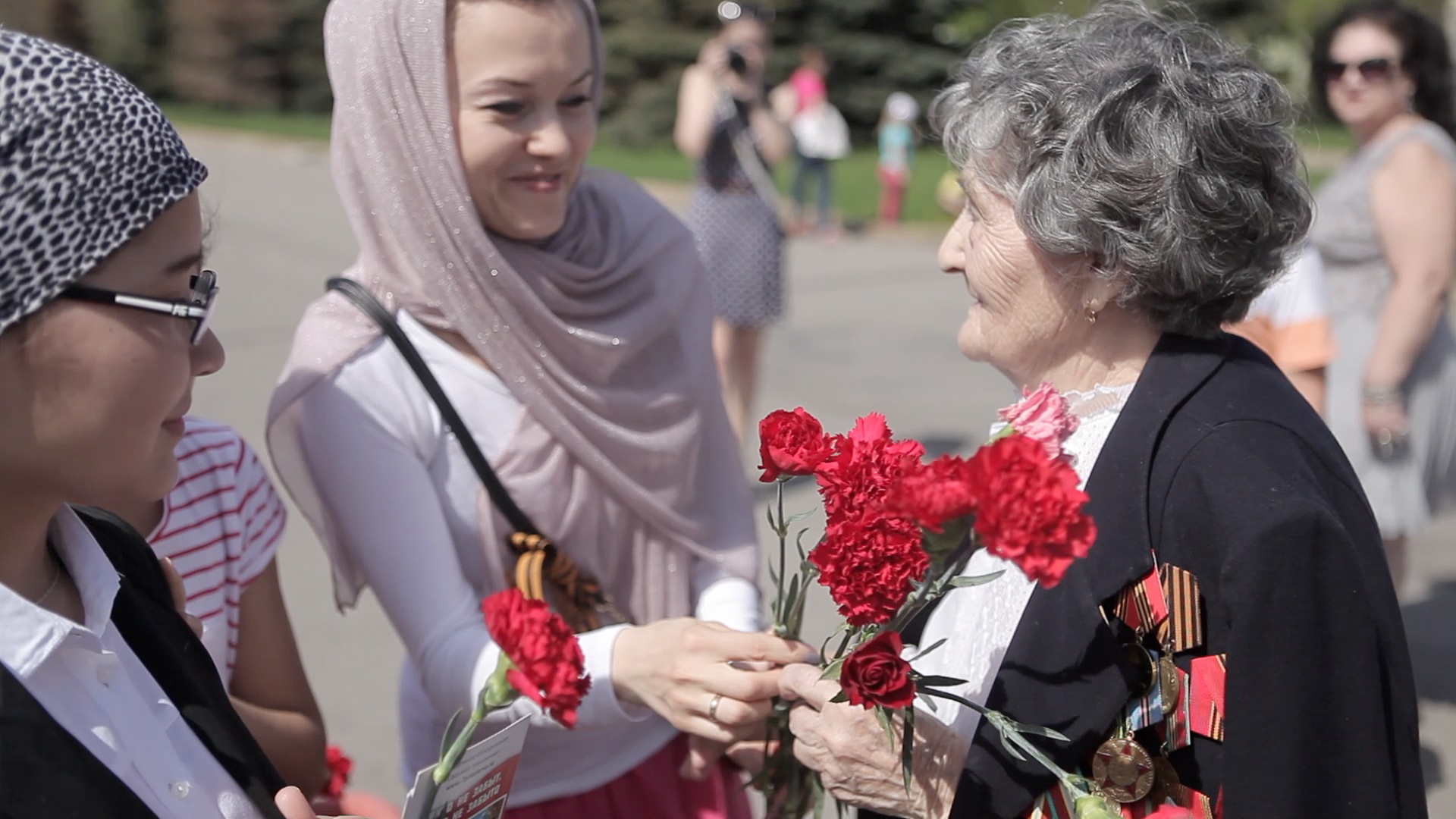 Мусульмане дарят цветы ветеранам
