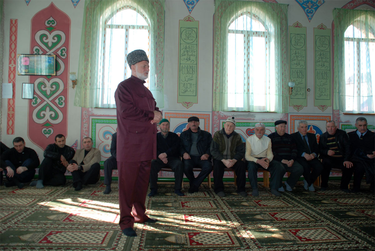 Муфтий Гацалов с прихожанами мечети