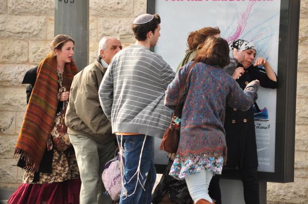 Палестина: группа религиозных иудеев избивает мусульманку. Фото: mondoweiss.ne