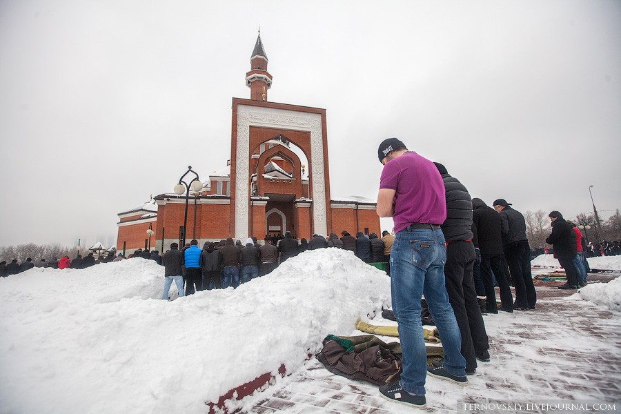 Намаз на снегу у мечети на Поклонной горе в Москве