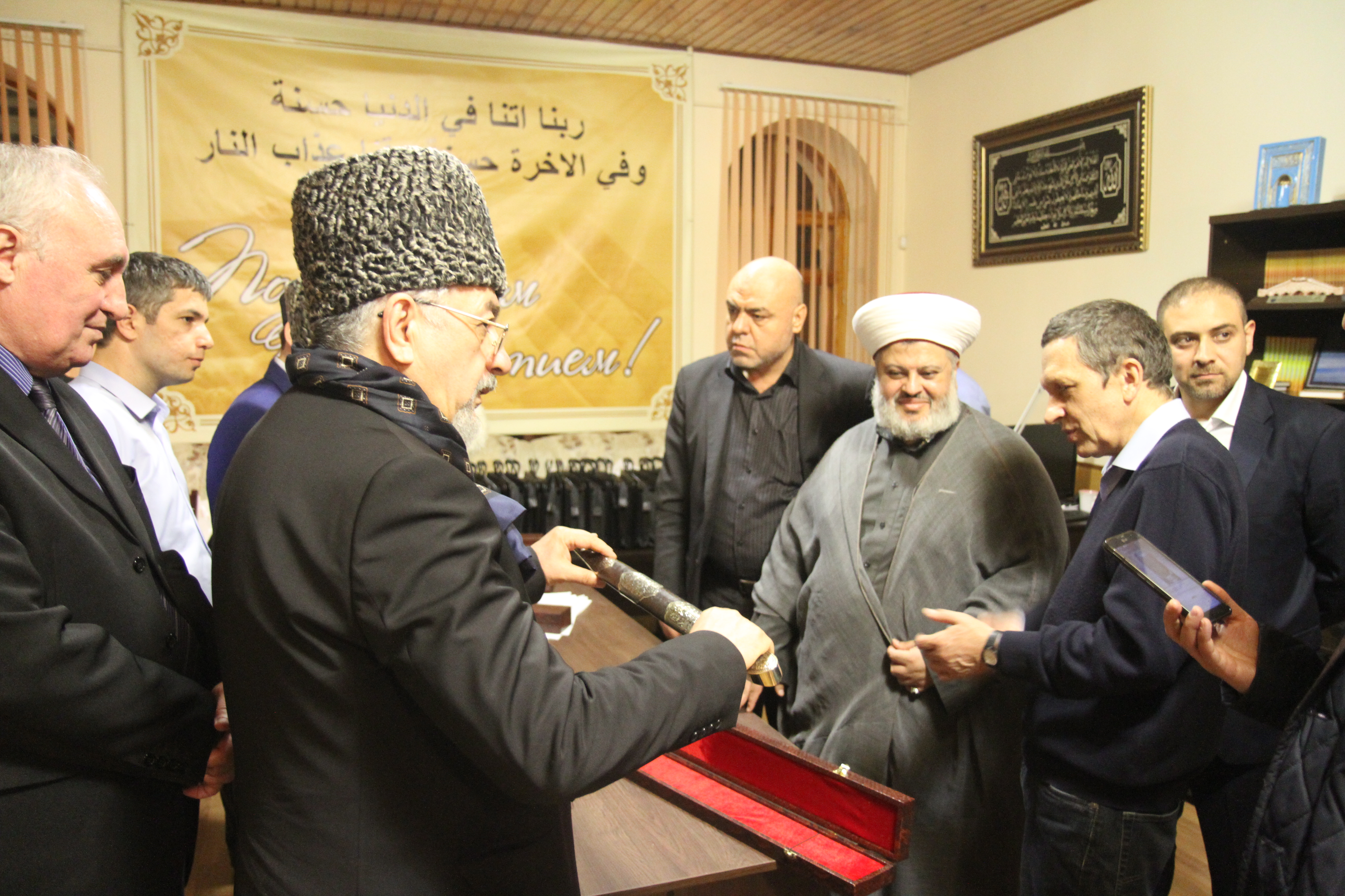 Эдуард Хачукаев вручает кинжал лидеру Фронта активного сопротивления шейху Зухейру аль-Джаиду