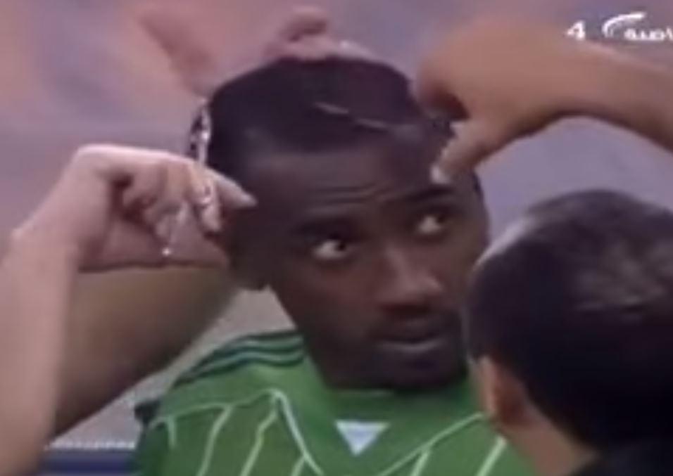 Саудовскому футболисту поправляют стрижку за пределами поля