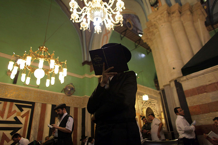 Ультра-ортодоксальные евреи молятся в мечети Ибрагима