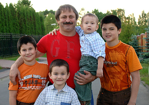 Адлан Вараев с семьей