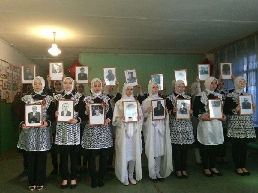 Ученицы средней школы Белозерья с фотографиями предков сражавшихся за Родину