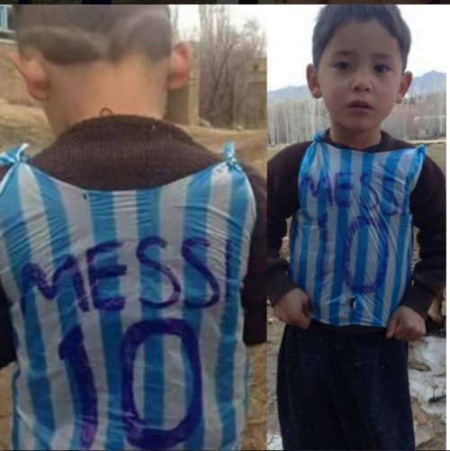Фото пятилетнего мальчика в майке из пакета облетело все мировые СМИ