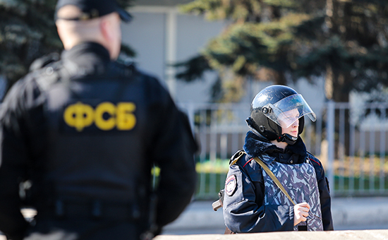 KALININGRAD , RUSSIA. MARCH 18, 2015. Russia's Interior Ministry and Emergency Ministry officers take part in an anti-terrorism drill in Kaliningrad. Vitaly Nevar/TASS

Россия. Калининград. 18 марта. Во время антитеррористических учений среди сотрудников управлений МВД и МЧС РФ на Южном автовокзале. Виталий Невар/ТАСС