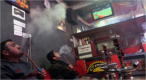 Жители Ирака смотрят футбольную трансляцию в одном из кафе