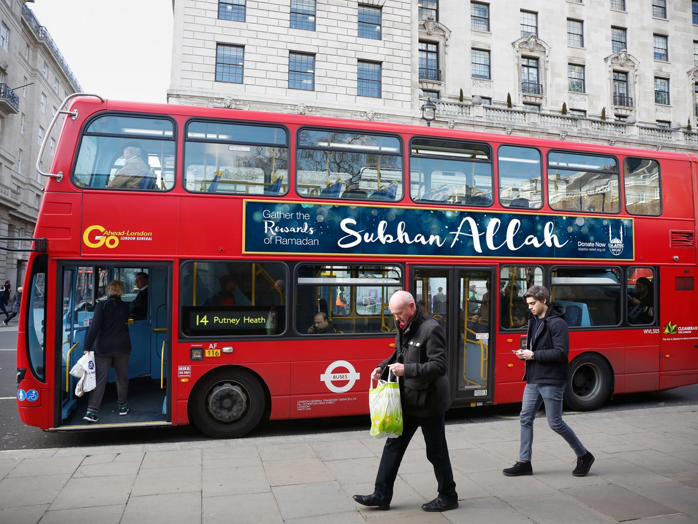 Слова прославления Бога на лондонском автобусе