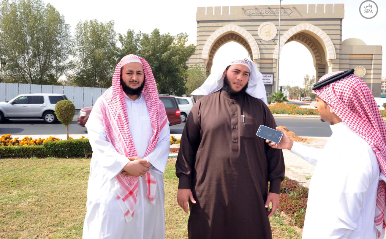 Студенты возле Исламского университета Медины
