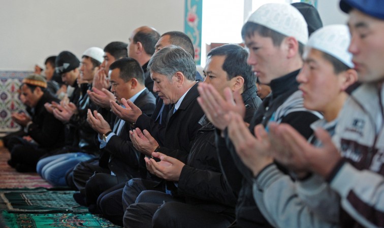 Президент Киргизии Алмазбек Атамбаев на намазе в мечети