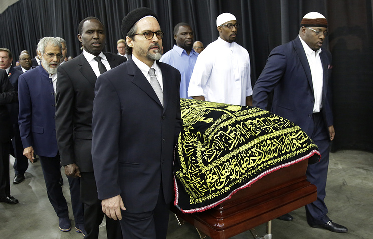 Гроб с Мохаммедом Али несут его близкие и друзья