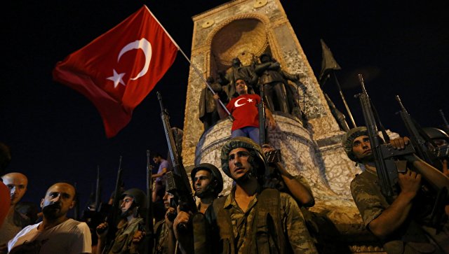 Военные на площади Таксим в Стамбуле