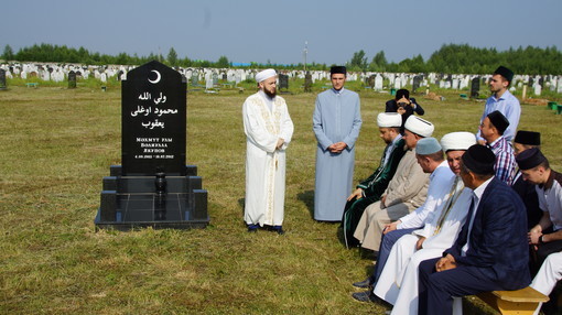 Мусульманские деятели у могилы своего погибшего коллеги Валиуллы Якупова