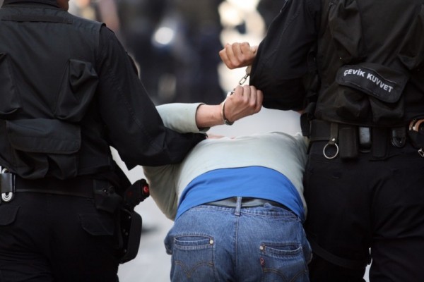 Восемь тысяч полицейских уволены за связь с заговорщиками