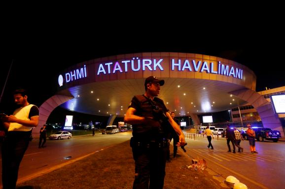 Кровавый теракт потряс аэропорт Ататюрка в Стамбуле