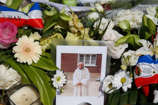 Жители Сент-Этьен-дю-Рувре, в том числе мусульмане, продолжают нести цветы к церкви, где был убит священник
