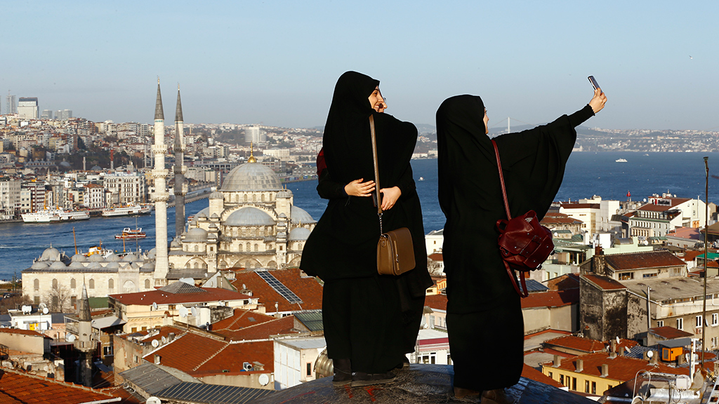 Девушки фотографируются на фоне Стамбула
